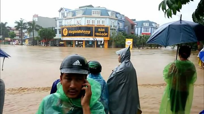 Kinh hãi nhìn nước lũ cuốn trôi cầu ở Hòa Bình - ảnh 4