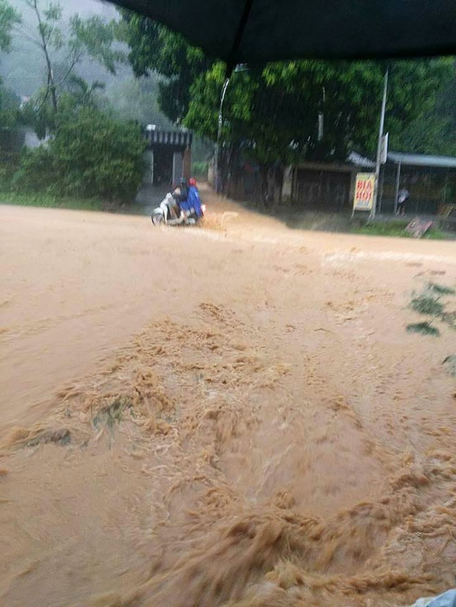 Kinh hãi nhìn nước lũ cuốn trôi cầu ở Hòa Bình - ảnh 11