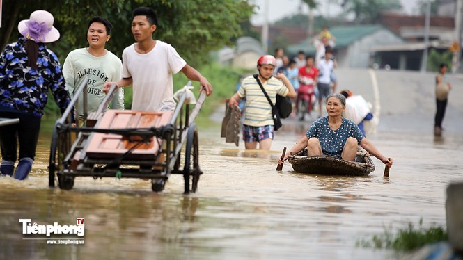 Người dân Hà Nội bơi thuyền vào nhà sau sự cố nước tràn đê - ảnh 10