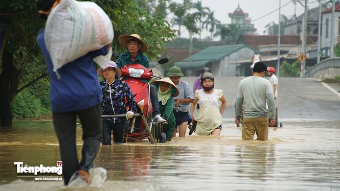 Người dân Hà Nội bơi thuyền vào nhà sau sự cố nước tràn đê - ảnh 11