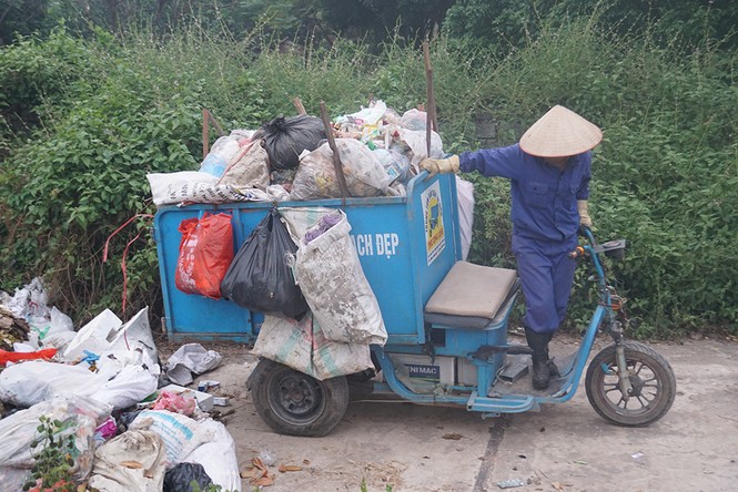 Bịt mũi, che mặt qua núi rác bủa vây đê làng ngoại thành Hà Nội - ảnh 12