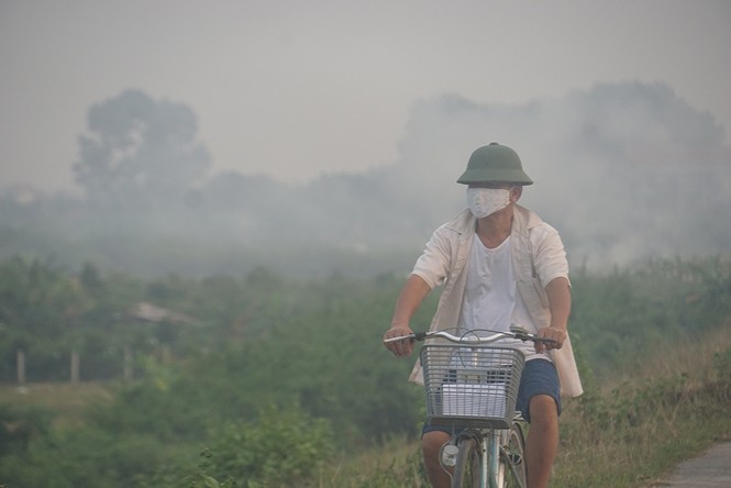 Bịt mũi, che mặt qua núi rác bủa vây đê làng ngoại thành Hà Nội - ảnh 5