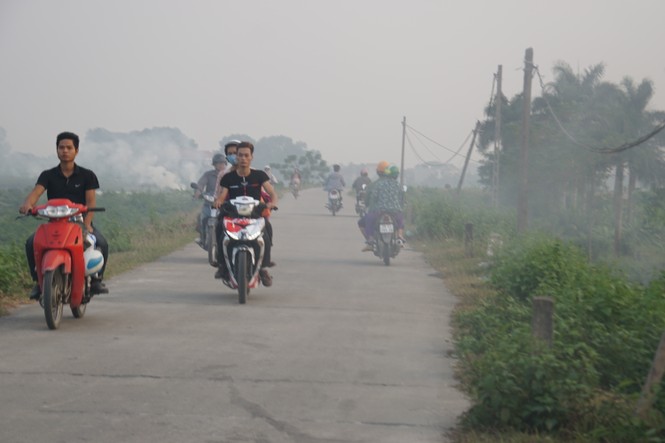 Bịt mũi, che mặt qua núi rác bủa vây đê làng ngoại thành Hà Nội - ảnh 10