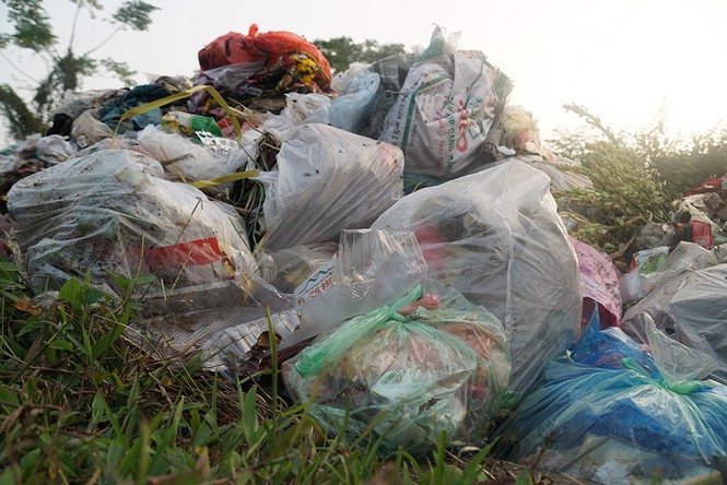 Bịt mũi, che mặt qua núi rác bủa vây đê làng ngoại thành Hà Nội - ảnh 11