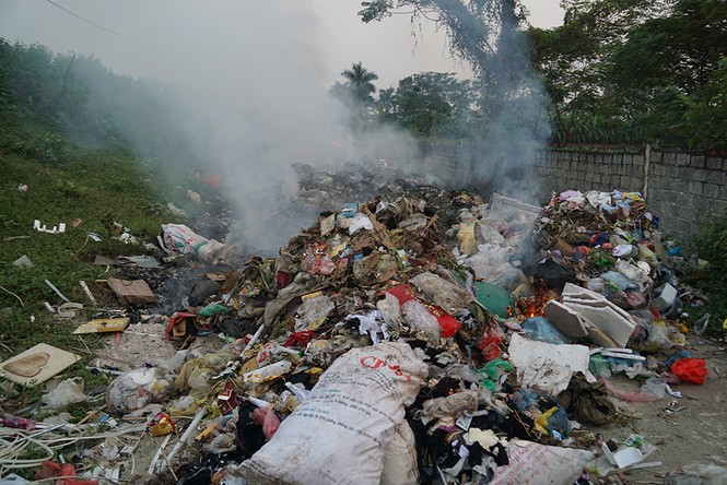 Bịt mũi, che mặt qua núi rác bủa vây đê làng ngoại thành Hà Nội - ảnh 1