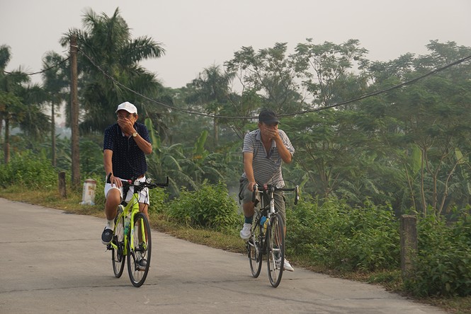 Bịt mũi, che mặt qua núi rác bủa vây đê làng ngoại thành Hà Nội - ảnh 2