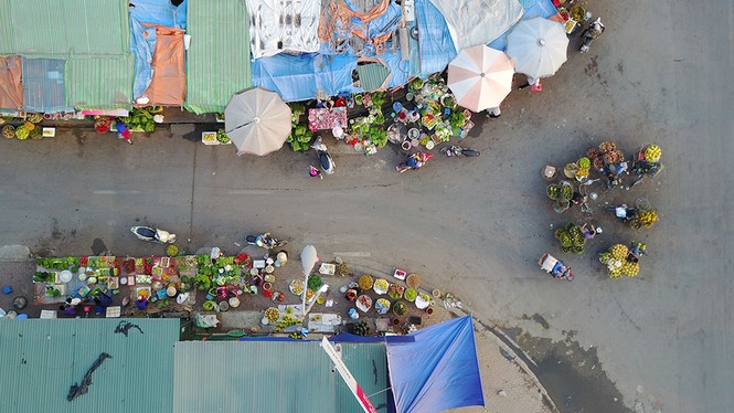 Sân thượng trồng rau, tầng một chứa rác ở khu tái định cư Nam Trung Yên - ảnh 14