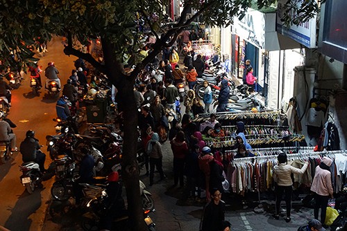Xếp hàng giữa đêm lạnh 'săn' hàng giảm giá Black Friday - ảnh 1