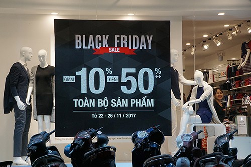 Xếp hàng giữa đêm lạnh 'săn' hàng giảm giá Black Friday - ảnh 2
