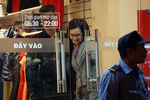 Xếp hàng giữa đêm lạnh 'săn' hàng giảm giá Black Friday - ảnh 3