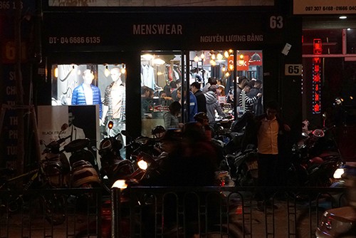 Xếp hàng giữa đêm lạnh 'săn' hàng giảm giá Black Friday - ảnh 4