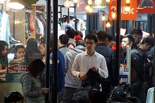 Xếp hàng giữa đêm lạnh 'săn' hàng giảm giá Black Friday - ảnh 5