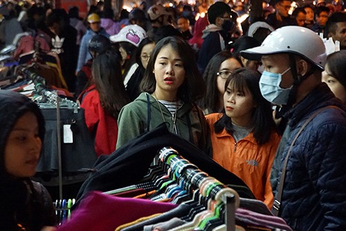 Xếp hàng giữa đêm lạnh 'săn' hàng giảm giá Black Friday - ảnh 8