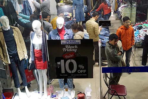 Xếp hàng giữa đêm lạnh 'săn' hàng giảm giá Black Friday - ảnh 9
