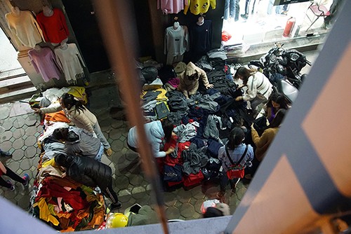 Xếp hàng giữa đêm lạnh 'săn' hàng giảm giá Black Friday - ảnh 11
