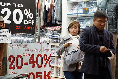 Xếp hàng giữa đêm lạnh 'săn' hàng giảm giá Black Friday - ảnh 12
