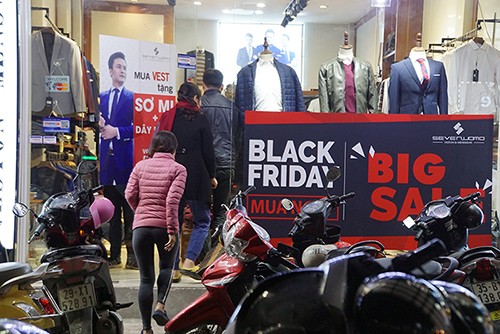 Xếp hàng giữa đêm lạnh 'săn' hàng giảm giá Black Friday - ảnh 13