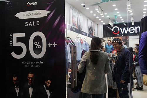 Xếp hàng giữa đêm lạnh 'săn' hàng giảm giá Black Friday - ảnh 10