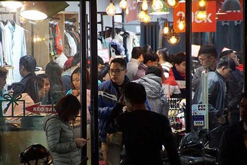 Xếp hàng giữa đêm lạnh 'săn' hàng giảm giá Black Friday - ảnh 14
