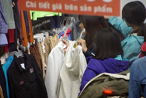 Xếp hàng giữa đêm lạnh 'săn' hàng giảm giá Black Friday - ảnh 15