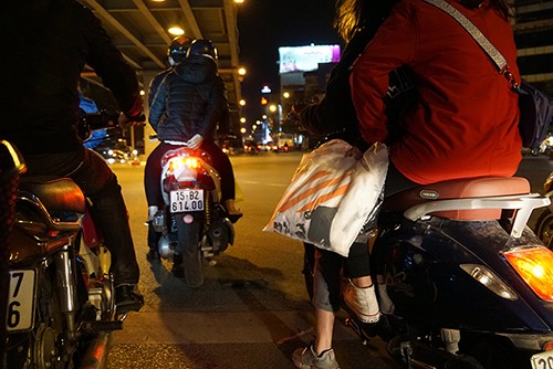 Xếp hàng giữa đêm lạnh 'săn' hàng giảm giá Black Friday - ảnh 17
