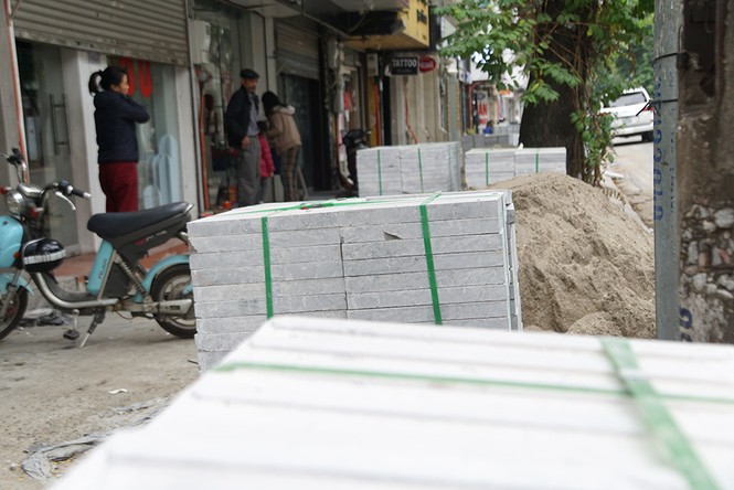 Vỉa hè Hà Nội khắp nơi ngổn ngang công trường lát đá mới - ảnh 5