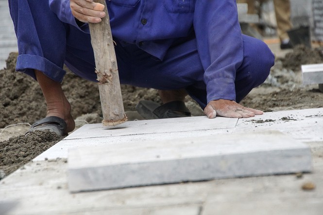 Vỉa hè Hà Nội khắp nơi ngổn ngang công trường lát đá mới - ảnh 3