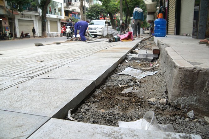 Vỉa hè Hà Nội khắp nơi ngổn ngang công trường lát đá mới - ảnh 7