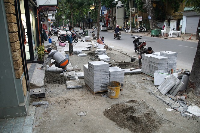 Vỉa hè Hà Nội khắp nơi ngổn ngang công trường lát đá mới - ảnh 6