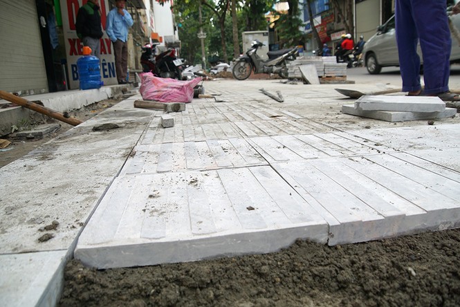 Vỉa hè Hà Nội khắp nơi ngổn ngang công trường lát đá mới - ảnh 8