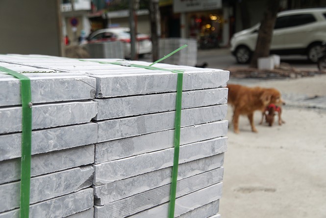 Vỉa hè Hà Nội khắp nơi ngổn ngang công trường lát đá mới - ảnh 10