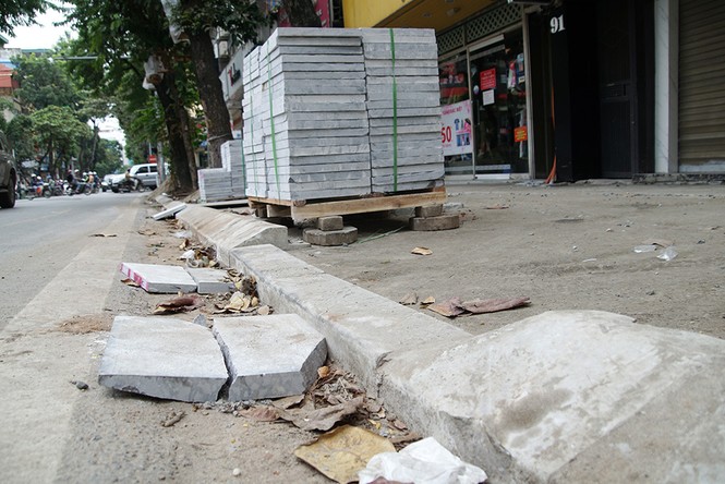 Vỉa hè Hà Nội khắp nơi ngổn ngang công trường lát đá mới - ảnh 14