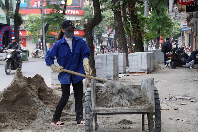 Vỉa hè Hà Nội khắp nơi ngổn ngang công trường lát đá mới - ảnh 16