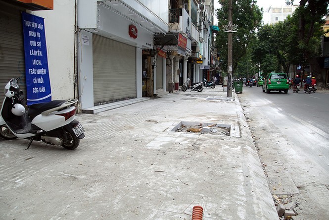 Vỉa hè Hà Nội khắp nơi ngổn ngang công trường lát đá mới - ảnh 15