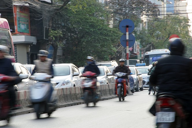 Ô tô, xe máy bất chấp nguy hiểm đi ngược chiều vào đường cấm - ảnh 10