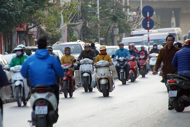 Ô tô, xe máy bất chấp nguy hiểm đi ngược chiều vào đường cấm - ảnh 2