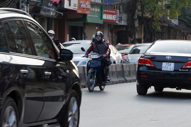 Ô tô, xe máy bất chấp nguy hiểm đi ngược chiều vào đường cấm - ảnh 6