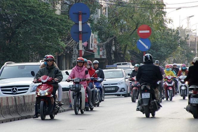 Ô tô, xe máy bất chấp nguy hiểm đi ngược chiều vào đường cấm - ảnh 5