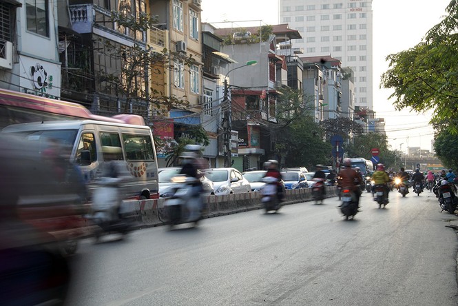 Ô tô, xe máy bất chấp nguy hiểm đi ngược chiều vào đường cấm - ảnh 1
