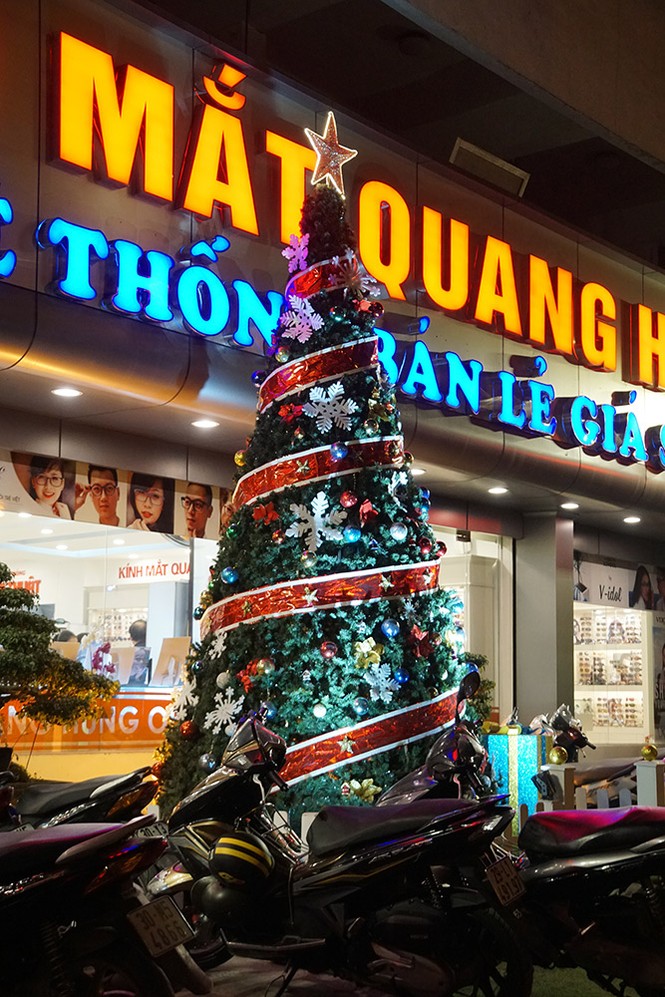 Không khí Noel tràn ngập phố phường Hà Nội - ảnh 11