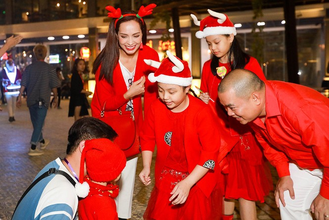 Gia đình Thúy Hạnh quậy tưng bừng tại Đà Nẵng mùa Giáng sinh - ảnh 12