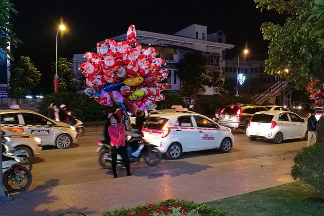 Hàng vạn người đón Giáng sinh trong tiết trời đẹp ở Hà Nội - ảnh 3