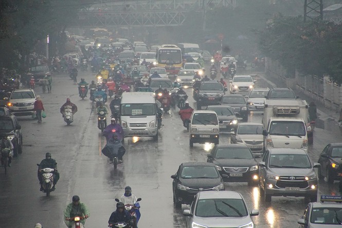 Người Hà Nội vất vả trong ngày mịt mù mưa rét - ảnh 11