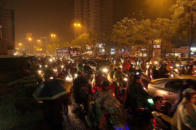 Hàng ngàn người dân Thủ đô chôn chân trong mưa rét vì tắc đường - ảnh 11