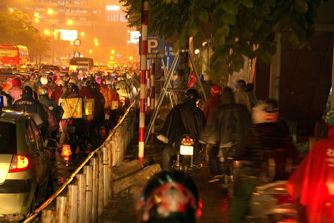 Hàng ngàn người dân Thủ đô chôn chân trong mưa rét vì tắc đường - ảnh 12