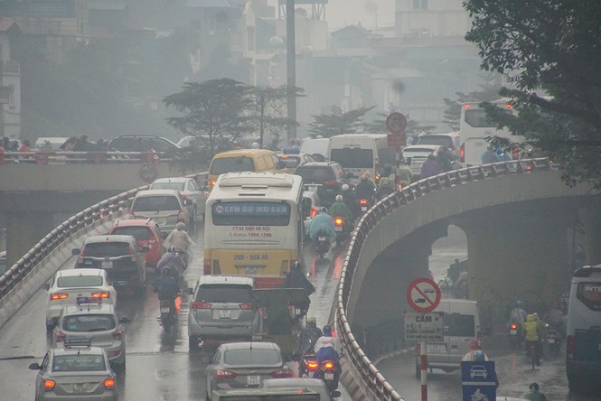 Người Hà Nội vất vả trong ngày mịt mù mưa rét - ảnh 1