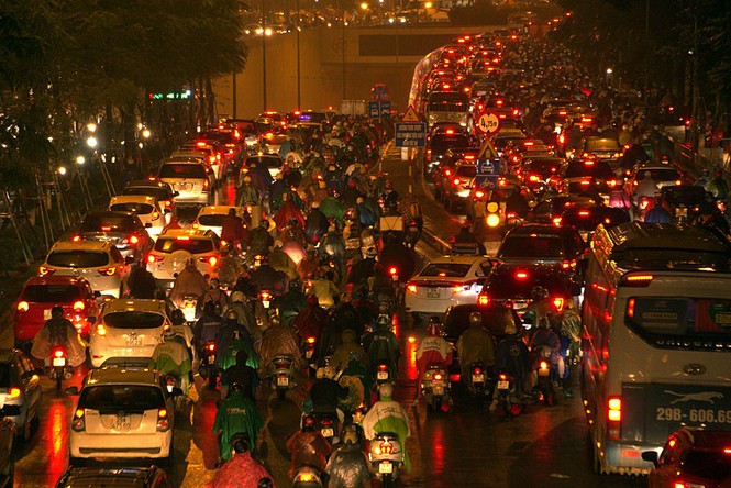 Hàng ngàn người dân Thủ đô chôn chân trong mưa rét vì tắc đường - ảnh 1