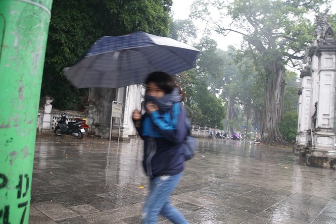 Người Hà Nội vất vả trong ngày mịt mù mưa rét - ảnh 2