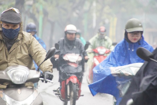 Người Hà Nội vất vả trong ngày mịt mù mưa rét - ảnh 3