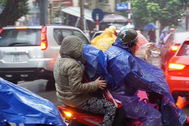 Người Hà Nội vất vả trong ngày mịt mù mưa rét - ảnh 5